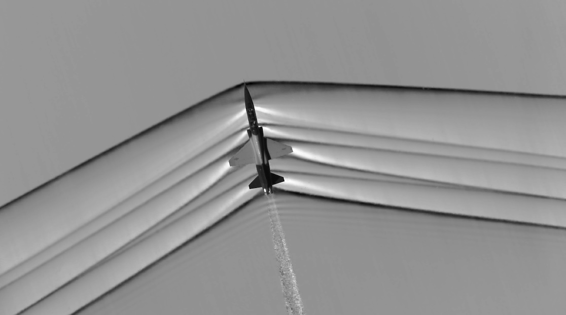 Ondes de choc lors d'un vol supersonique visualisées par strioscopie (source : NASA).