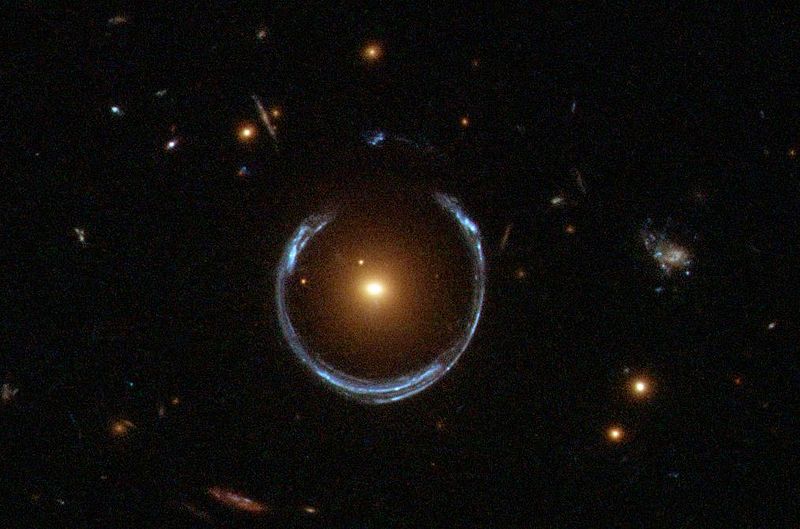 Anneau d'Einstein capturé par le téléescope spatial Hubble